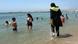 Frankreich: Frau mit Burkini am Strand von Marseille Frankreich: Frau mit Burkini am Strand von Marseille