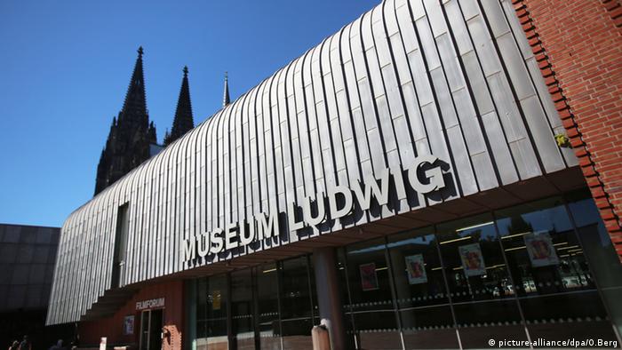Das Museum Ludwig in Köln, dahinter die beiden Domspitzen