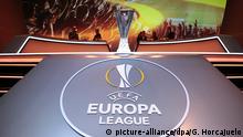 ARCHIV - epa04902002 The UEFA Europa League trophy is seen before the draw ceremony for the UEFA Europa League group stage at Grimaldi Forum in in Monte Carlo, Monaco, 28 August 2015. EPA/GUILLAUME HORCAJUELO (zu dpa-Meldung: «FC Augsburg voller Vorfreude auf Auslosung - Schalke 04 sauer» vom 14.12.2015) +++(c) picture-alliance/dpa/G. Horcajuelo