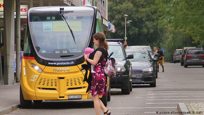 Самоуправляемый автобус и пешеход в Швейцарии