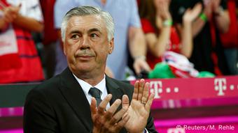 Trainer Carlo Ancelotti steht bei einem Spiel seiner Bayern am Spielfeldrand (Foto: Reuters/M. Rehle)