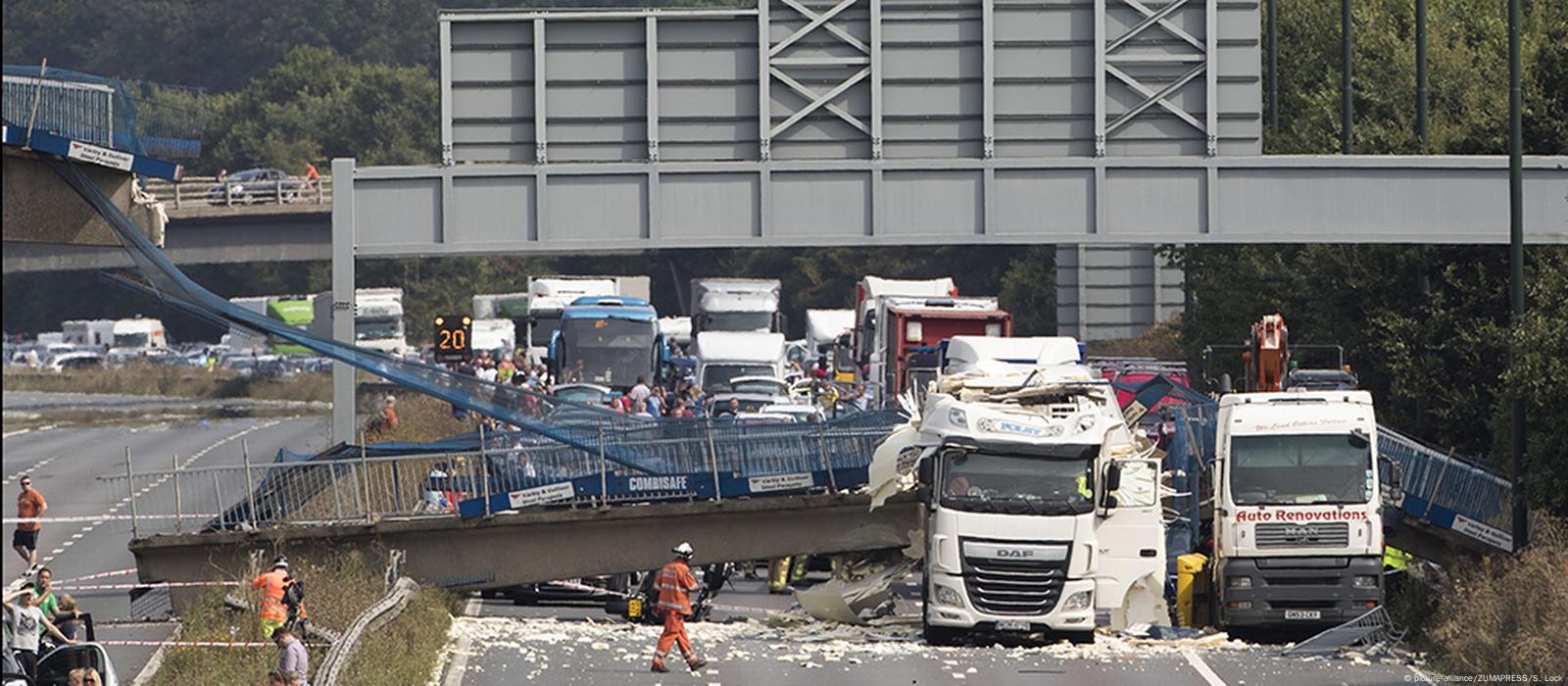 UK highway reopens after crash bridge collapse DW 08 28 2016