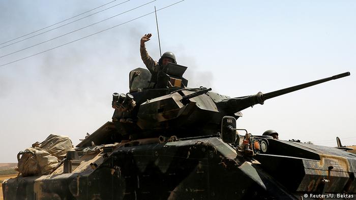Турецкий танкист машет рукой, высунувшись из башенного люка