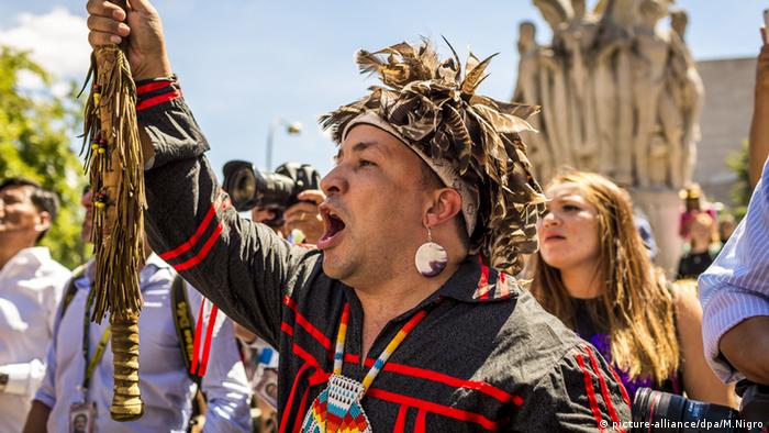 Aktivisten Demonstration Columbia USA Solidarität mit dem Rock Sioux Stamm (picture-alliance/dpa/M.Nigro)