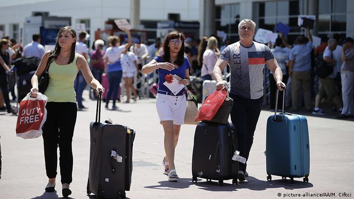 Türkei Russische Touristen am Flughafen in Antalya