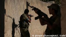 29.8.2016 *** ALEPPO, SYRIA - AUGUST 29: Soldiers patrol in Amarne village of Aleppo after taking control of the village from PYD/ PKK terrorist organizations during the Operation Euphrates Shield led by Turkish Army and backed by Syrian National Coalition forces including Free Syrian Army (FSA) on August 29, 2016. The anti-Daesh operation, called Euphrates Shield, is aimed at clearing terrorist groups from the Turkish border region, tightening border security, and supporting SyriaÄôs territorial integrity. Cem Ozdel / Anadolu Agency | Keine Weitergabe an Wiederverkäufer. Copyright: picture-alliances//AA/C. Ozdel