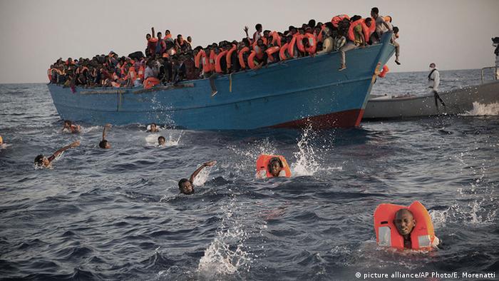 Mittelmeer Rettung von Flüchtlingen (picture alliance/AP Photo/E. Morenatti)