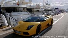 Ein Auto der Marke Lamborghini steht im Yachthafen Portals Nous auf der spanischen Mittelmeerinsel Mallorca. (Foto vom 04.12.2012). Foto: Horst Ossinger/dpa | Verwendung weltweit © picture-alliance/dpa/H. Ossinger