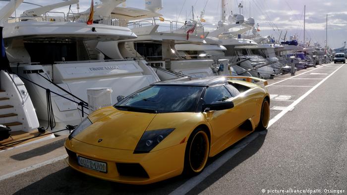Spanien Mallorca - Auto der Marke Lamborghini im Yachthafen Portals Nous
