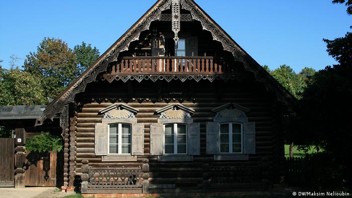 александровка в германии история. 19513058 303. александровка в германии история фото. александровка в германии история-19513058 303. картинка александровка в германии история. картинка 19513058 303. В северной части Потсдама есть место столь русское, какой даже сама Россия никогда не была. Тринадцать типично русских изб, щедро украшенных резьбой, стоят здесь одна возле другой и позади каждой — большой фруктовый сад. Некоторые дома красуются в несколько этажей, а те, что поскромнее, рассредоточены по краям. Кто-то торгует здесь огурцами, кто-то — яблоками. В затесавшемся меж построек кафе подают солянку. Построены эти дома были в 1826 году. Аутентичными они не были никогда.Поселок называется Александровкой, поскольку построен по приказу прусского короля Фридриха Вильгельма III в память о царе Александре I, которым его связывали переменчивые отношения — они были и друзьями, и врагами. В 1812 году король Пруссии взял в плен 62 русских солдата и доставил в Потсдам. Говорят, его тронули их меланхоличные напевы,они стали его солдатским хором и сопровождали прусское войско, развлекая его «песнями с тамбурином и маленькими колокольчиками». Когда Россия и Пруссия стали друзьями, солдаты так и остались при королевском дворе в Потсдаме — царь преподнес их Фридриху Вильгельму в качестве подарка. Ради оставшейся дюжины человек и построили Александровку. Ансамбль срубов, украшенных резными орнаментами, флюгерами, зубчатыми фризами. Этот фронтон принадлежит самому великолепному дому в центре поселка — в нем жил смотритель колонии.Король лично разработал вместе с Петером Йозефом фон Ленне план поселка, имеющий форму ипподрома, рассеченного Андреевским крестом; часть домов стоят напротив друг друга, другие на большом расстоянии.Каждый из певцов русского солдатского хора получил собственный дом со всем хозяйством — вплоть до глиняных горшков, огромным садом, огородом и коровой. От уплаты налогов они были освобождены. Идея была возвышенной, вот только не слишком функциональной. Солдаты не были крестьянами, они не могли себя обеспечивать, прилично выпивали и все чаще слали просительные письма. Вскоре им было разрешено зарабатывать деньги иначе: они стали сдавать комнаты тем берлинцам, что летом стремились попасть в иной, фольклорный мир.За каждым домом простирается большой участок, с которого солдатские певцы должны были кормиться.Курьез не только в том, что в социальном плане поселок не действовал. По сути, в нем есть что-то от Диснейленда; это не русская, а потемкинская деревня: сами срубы таковыми не являются, а представляют собой фахверковые дома, обитые деревом. Деревянная резьба не является традиционно крестьянской, а берет свое начало, скорее, в романтических идеях XIX века. Ее прообразом послужила другая образцовая деревня под Санкт-Петербургом — Глазово. Даже членение чудесного фасада не аутентично и не практично: там, где обозначен главный вход, войти в дом, как правило, невозможно — можно только сбоку. Так что не всегда можно выйти прямо на веранду. Не случайно позднее баварский Король Людвиг II построил Нойшванштайн, идеализированный рыцарский замок: романтика, идеализация сельской жизни и средневековья оставили отпечаток на времени и его искусствах. Так что Александровка соотносится не столько с Россией, сколько с эпохой, в которую возникла.Так выглядела деревня между 1928 и 1944 годами, запечатленная Максом Бауэром.В то время, как одни дома имеют два этажа, другие (особенно те, что по краям поселка) выглядят скромнее. Принцип, однако, один и тот же: имитация сруба и традиционного декора плюс фантазия.На холме возвышается выкрашенный в умилительный розовый цвет православный храм Александра Невского, построенный вместе с поселком и для него предназначенный. Внутри мерцают русские иконы, пахнет ладаном и звучит запись мужского хора.Некогда Александровка была популярным туристическим объектом, но со временем дела пошли все хуже. Хотя архитектурный ансамбль еще во времена ГДР был взят под охрану памятников, сохранился он плохо. Отдельные дома постепенно пришли в упадок, территория заросла, была застроена садовыми домиками. Позже через деревню чуть было не проложили трамвайную линию — сейчас она ее огибает.После объединения Германии инициативы по охране памятников докатились и до деревни. В одном из домов был открыт музей, снова были вытащены на свет божий старинные планы Ленне. Вместо 574 старых фруктовых деревьев были посажены новые. В роскошном доме смотрителя сегодня обосновалось кафе. Большинство домов стали частными — в трех из них до 2013 года еще жили потомки тех самых певцов солдатского хора (с давних пор эти дома не разрешается продавать, а только передавать по наследству, причем по прямой мужской линии). В одном из домов был создан чудесный маленький музей. Так что сегодня Александровка снова превратилась в нарядную идиллию. В жаркие летние дни случается непомерно широкому туристическому автобусу проехать по длинным и обычно пустынным улицам, пересекающимся в виде Андреевского креста. В остальном кажется, что время здесь остановилось. Но это, в сущности, время, которого никогда не было. александровка в германии история. 19513058 303. александровка в германии история фото. александровка в германии история-19513058 303. картинка александровка в германии история. картинка 19513058 303. В северной части Потсдама есть место столь русское, какой даже сама Россия никогда не была. Тринадцать типично русских изб, щедро украшенных резьбой, стоят здесь одна возле другой и позади каждой — большой фруктовый сад. Некоторые дома красуются в несколько этажей, а те, что поскромнее, рассредоточены по краям. Кто-то торгует здесь огурцами, кто-то — яблоками. В затесавшемся меж построек кафе подают солянку. Построены эти дома были в 1826 году. Аутентичными они не были никогда.Поселок называется Александровкой, поскольку построен по приказу прусского короля Фридриха Вильгельма III в память о царе Александре I, которым его связывали переменчивые отношения — они были и друзьями, и врагами. В 1812 году король Пруссии взял в плен 62 русских солдата и доставил в Потсдам. Говорят, его тронули их меланхоличные напевы,они стали его солдатским хором и сопровождали прусское войско, развлекая его «песнями с тамбурином и маленькими колокольчиками». Когда Россия и Пруссия стали друзьями, солдаты так и остались при королевском дворе в Потсдаме — царь преподнес их Фридриху Вильгельму в качестве подарка. Ради оставшейся дюжины человек и построили Александровку. Ансамбль срубов, украшенных резными орнаментами, флюгерами, зубчатыми фризами. Этот фронтон принадлежит самому великолепному дому в центре поселка — в нем жил смотритель колонии.Король лично разработал вместе с Петером Йозефом фон Ленне план поселка, имеющий форму ипподрома, рассеченного Андреевским крестом; часть домов стоят напротив друг друга, другие на большом расстоянии.Каждый из певцов русского солдатского хора получил собственный дом со всем хозяйством — вплоть до глиняных горшков, огромным садом, огородом и коровой. От уплаты налогов они были освобождены. Идея была возвышенной, вот только не слишком функциональной. Солдаты не были крестьянами, они не могли себя обеспечивать, прилично выпивали и все чаще слали просительные письма. Вскоре им было разрешено зарабатывать деньги иначе: они стали сдавать комнаты тем берлинцам, что летом стремились попасть в иной, фольклорный мир.За каждым домом простирается большой участок, с которого солдатские певцы должны были кормиться.Курьез не только в том, что в социальном плане поселок не действовал. По сути, в нем есть что-то от Диснейленда; это не русская, а потемкинская деревня: сами срубы таковыми не являются, а представляют собой фахверковые дома, обитые деревом. Деревянная резьба не является традиционно крестьянской, а берет свое начало, скорее, в романтических идеях XIX века. Ее прообразом послужила другая образцовая деревня под Санкт-Петербургом — Глазово. Даже членение чудесного фасада не аутентично и не практично: там, где обозначен главный вход, войти в дом, как правило, невозможно — можно только сбоку. Так что не всегда можно выйти прямо на веранду. Не случайно позднее баварский Король Людвиг II построил Нойшванштайн, идеализированный рыцарский замок: романтика, идеализация сельской жизни и средневековья оставили отпечаток на времени и его искусствах. Так что Александровка соотносится не столько с Россией, сколько с эпохой, в которую возникла.Так выглядела деревня между 1928 и 1944 годами, запечатленная Максом Бауэром.В то время, как одни дома имеют два этажа, другие (особенно те, что по краям поселка) выглядят скромнее. Принцип, однако, один и тот же: имитация сруба и традиционного декора плюс фантазия.На холме возвышается выкрашенный в умилительный розовый цвет православный храм Александра Невского, построенный вместе с поселком и для него предназначенный. Внутри мерцают русские иконы, пахнет ладаном и звучит запись мужского хора.Некогда Александровка была популярным туристическим объектом, но со временем дела пошли все хуже. Хотя архитектурный ансамбль еще во времена ГДР был взят под охрану памятников, сохранился он плохо. Отдельные дома постепенно пришли в упадок, территория заросла, была застроена садовыми домиками. Позже через деревню чуть было не проложили трамвайную линию — сейчас она ее огибает.После объединения Германии инициативы по охране памятников докатились и до деревни. В одном из домов был открыт музей, снова были вытащены на свет божий старинные планы Ленне. Вместо 574 старых фруктовых деревьев были посажены новые. В роскошном доме смотрителя сегодня обосновалось кафе. Большинство домов стали частными — в трех из них до 2013 года еще жили потомки тех самых певцов солдатского хора (с давних пор эти дома не разрешается продавать, а только передавать по наследству, причем по прямой мужской линии). В одном из домов был создан чудесный маленький музей. Так что сегодня Александровка снова превратилась в нарядную идиллию. В жаркие летние дни случается непомерно широкому туристическому автобусу проехать по длинным и обычно пустынным улицам, пересекающимся в виде Андреевского креста. В остальном кажется, что время здесь остановилось. Но это, в сущности, время, которого никогда не было.