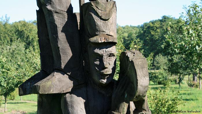 александровка в германии история. 19513195 303. александровка в германии история фото. александровка в германии история-19513195 303. картинка александровка в германии история. картинка 19513195 303. В северной части Потсдама есть место столь русское, какой даже сама Россия никогда не была. Тринадцать типично русских изб, щедро украшенных резьбой, стоят здесь одна возле другой и позади каждой — большой фруктовый сад. Некоторые дома красуются в несколько этажей, а те, что поскромнее, рассредоточены по краям. Кто-то торгует здесь огурцами, кто-то — яблоками. В затесавшемся меж построек кафе подают солянку. Построены эти дома были в 1826 году. Аутентичными они не были никогда.Поселок называется Александровкой, поскольку построен по приказу прусского короля Фридриха Вильгельма III в память о царе Александре I, которым его связывали переменчивые отношения — они были и друзьями, и врагами. В 1812 году король Пруссии взял в плен 62 русских солдата и доставил в Потсдам. Говорят, его тронули их меланхоличные напевы,они стали его солдатским хором и сопровождали прусское войско, развлекая его «песнями с тамбурином и маленькими колокольчиками». Когда Россия и Пруссия стали друзьями, солдаты так и остались при королевском дворе в Потсдаме — царь преподнес их Фридриху Вильгельму в качестве подарка. Ради оставшейся дюжины человек и построили Александровку. Ансамбль срубов, украшенных резными орнаментами, флюгерами, зубчатыми фризами. Этот фронтон принадлежит самому великолепному дому в центре поселка — в нем жил смотритель колонии.Король лично разработал вместе с Петером Йозефом фон Ленне план поселка, имеющий форму ипподрома, рассеченного Андреевским крестом; часть домов стоят напротив друг друга, другие на большом расстоянии.Каждый из певцов русского солдатского хора получил собственный дом со всем хозяйством — вплоть до глиняных горшков, огромным садом, огородом и коровой. От уплаты налогов они были освобождены. Идея была возвышенной, вот только не слишком функциональной. Солдаты не были крестьянами, они не могли себя обеспечивать, прилично выпивали и все чаще слали просительные письма. Вскоре им было разрешено зарабатывать деньги иначе: они стали сдавать комнаты тем берлинцам, что летом стремились попасть в иной, фольклорный мир.За каждым домом простирается большой участок, с которого солдатские певцы должны были кормиться.Курьез не только в том, что в социальном плане поселок не действовал. По сути, в нем есть что-то от Диснейленда; это не русская, а потемкинская деревня: сами срубы таковыми не являются, а представляют собой фахверковые дома, обитые деревом. Деревянная резьба не является традиционно крестьянской, а берет свое начало, скорее, в романтических идеях XIX века. Ее прообразом послужила другая образцовая деревня под Санкт-Петербургом — Глазово. Даже членение чудесного фасада не аутентично и не практично: там, где обозначен главный вход, войти в дом, как правило, невозможно — можно только сбоку. Так что не всегда можно выйти прямо на веранду. Не случайно позднее баварский Король Людвиг II построил Нойшванштайн, идеализированный рыцарский замок: романтика, идеализация сельской жизни и средневековья оставили отпечаток на времени и его искусствах. Так что Александровка соотносится не столько с Россией, сколько с эпохой, в которую возникла.Так выглядела деревня между 1928 и 1944 годами, запечатленная Максом Бауэром.В то время, как одни дома имеют два этажа, другие (особенно те, что по краям поселка) выглядят скромнее. Принцип, однако, один и тот же: имитация сруба и традиционного декора плюс фантазия.На холме возвышается выкрашенный в умилительный розовый цвет православный храм Александра Невского, построенный вместе с поселком и для него предназначенный. Внутри мерцают русские иконы, пахнет ладаном и звучит запись мужского хора.Некогда Александровка была популярным туристическим объектом, но со временем дела пошли все хуже. Хотя архитектурный ансамбль еще во времена ГДР был взят под охрану памятников, сохранился он плохо. Отдельные дома постепенно пришли в упадок, территория заросла, была застроена садовыми домиками. Позже через деревню чуть было не проложили трамвайную линию — сейчас она ее огибает.После объединения Германии инициативы по охране памятников докатились и до деревни. В одном из домов был открыт музей, снова были вытащены на свет божий старинные планы Ленне. Вместо 574 старых фруктовых деревьев были посажены новые. В роскошном доме смотрителя сегодня обосновалось кафе. Большинство домов стали частными — в трех из них до 2013 года еще жили потомки тех самых певцов солдатского хора (с давних пор эти дома не разрешается продавать, а только передавать по наследству, причем по прямой мужской линии). В одном из домов был создан чудесный маленький музей. Так что сегодня Александровка снова превратилась в нарядную идиллию. В жаркие летние дни случается непомерно широкому туристическому автобусу проехать по длинным и обычно пустынным улицам, пересекающимся в виде Андреевского креста. В остальном кажется, что время здесь остановилось. Но это, в сущности, время, которого никогда не было. александровка в германии история. 19513195 303. александровка в германии история фото. александровка в германии история-19513195 303. картинка александровка в германии история. картинка 19513195 303. В северной части Потсдама есть место столь русское, какой даже сама Россия никогда не была. Тринадцать типично русских изб, щедро украшенных резьбой, стоят здесь одна возле другой и позади каждой — большой фруктовый сад. Некоторые дома красуются в несколько этажей, а те, что поскромнее, рассредоточены по краям. Кто-то торгует здесь огурцами, кто-то — яблоками. В затесавшемся меж построек кафе подают солянку. Построены эти дома были в 1826 году. Аутентичными они не были никогда.Поселок называется Александровкой, поскольку построен по приказу прусского короля Фридриха Вильгельма III в память о царе Александре I, которым его связывали переменчивые отношения — они были и друзьями, и врагами. В 1812 году король Пруссии взял в плен 62 русских солдата и доставил в Потсдам. Говорят, его тронули их меланхоличные напевы,они стали его солдатским хором и сопровождали прусское войско, развлекая его «песнями с тамбурином и маленькими колокольчиками». Когда Россия и Пруссия стали друзьями, солдаты так и остались при королевском дворе в Потсдаме — царь преподнес их Фридриху Вильгельму в качестве подарка. Ради оставшейся дюжины человек и построили Александровку. Ансамбль срубов, украшенных резными орнаментами, флюгерами, зубчатыми фризами. Этот фронтон принадлежит самому великолепному дому в центре поселка — в нем жил смотритель колонии.Король лично разработал вместе с Петером Йозефом фон Ленне план поселка, имеющий форму ипподрома, рассеченного Андреевским крестом; часть домов стоят напротив друг друга, другие на большом расстоянии.Каждый из певцов русского солдатского хора получил собственный дом со всем хозяйством — вплоть до глиняных горшков, огромным садом, огородом и коровой. От уплаты налогов они были освобождены. Идея была возвышенной, вот только не слишком функциональной. Солдаты не были крестьянами, они не могли себя обеспечивать, прилично выпивали и все чаще слали просительные письма. Вскоре им было разрешено зарабатывать деньги иначе: они стали сдавать комнаты тем берлинцам, что летом стремились попасть в иной, фольклорный мир.За каждым домом простирается большой участок, с которого солдатские певцы должны были кормиться.Курьез не только в том, что в социальном плане поселок не действовал. По сути, в нем есть что-то от Диснейленда; это не русская, а потемкинская деревня: сами срубы таковыми не являются, а представляют собой фахверковые дома, обитые деревом. Деревянная резьба не является традиционно крестьянской, а берет свое начало, скорее, в романтических идеях XIX века. Ее прообразом послужила другая образцовая деревня под Санкт-Петербургом — Глазово. Даже членение чудесного фасада не аутентично и не практично: там, где обозначен главный вход, войти в дом, как правило, невозможно — можно только сбоку. Так что не всегда можно выйти прямо на веранду. Не случайно позднее баварский Король Людвиг II построил Нойшванштайн, идеализированный рыцарский замок: романтика, идеализация сельской жизни и средневековья оставили отпечаток на времени и его искусствах. Так что Александровка соотносится не столько с Россией, сколько с эпохой, в которую возникла.Так выглядела деревня между 1928 и 1944 годами, запечатленная Максом Бауэром.В то время, как одни дома имеют два этажа, другие (особенно те, что по краям поселка) выглядят скромнее. Принцип, однако, один и тот же: имитация сруба и традиционного декора плюс фантазия.На холме возвышается выкрашенный в умилительный розовый цвет православный храм Александра Невского, построенный вместе с поселком и для него предназначенный. Внутри мерцают русские иконы, пахнет ладаном и звучит запись мужского хора.Некогда Александровка была популярным туристическим объектом, но со временем дела пошли все хуже. Хотя архитектурный ансамбль еще во времена ГДР был взят под охрану памятников, сохранился он плохо. Отдельные дома постепенно пришли в упадок, территория заросла, была застроена садовыми домиками. Позже через деревню чуть было не проложили трамвайную линию — сейчас она ее огибает.После объединения Германии инициативы по охране памятников докатились и до деревни. В одном из домов был открыт музей, снова были вытащены на свет божий старинные планы Ленне. Вместо 574 старых фруктовых деревьев были посажены новые. В роскошном доме смотрителя сегодня обосновалось кафе. Большинство домов стали частными — в трех из них до 2013 года еще жили потомки тех самых певцов солдатского хора (с давних пор эти дома не разрешается продавать, а только передавать по наследству, причем по прямой мужской линии). В одном из домов был создан чудесный маленький музей. Так что сегодня Александровка снова превратилась в нарядную идиллию. В жаркие летние дни случается непомерно широкому туристическому автобусу проехать по длинным и обычно пустынным улицам, пересекающимся в виде Андреевского креста. В остальном кажется, что время здесь остановилось. Но это, в сущности, время, которого никогда не было.