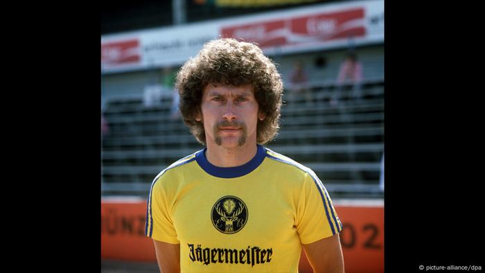 Paul Breitner mit einem Jägermeister-Trikot (Foto: picture-alliance/dpa)
