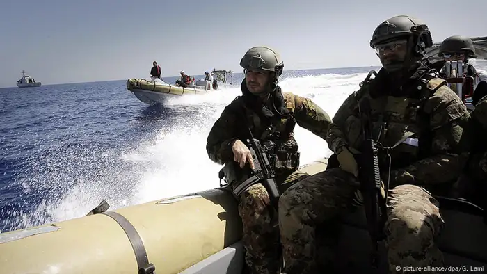 EU Militäroperation Sophia im Mittelmeer Boote der italienischen Marine (picture-alliance/dpa/G. Lami)