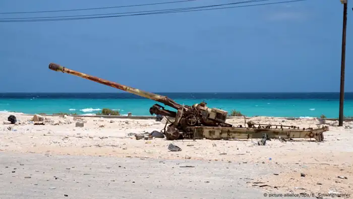 Libyen Sirte Artilleriegeschütz (picture-alliance/dpa/B. Schwinghammer)