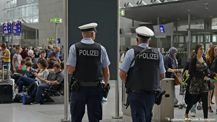 Deutschland Polizisten im Flughafen Frankfurt
