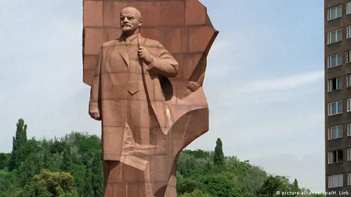 DDR Lenindenkmal von Nikolai W. Tomski in Berlin (picture-alliance/dpa/H. Link)