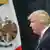 Trump frente a una bandera de México.