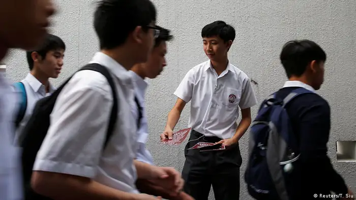 Kong Kong Schüler verteilen Protestzettel