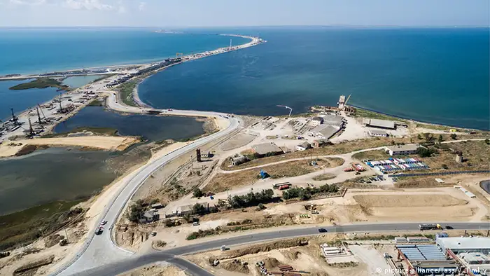 Der Bau einer Brücke über die Meerenge von Kertsch zum russischen Festland.