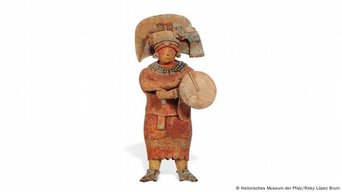 Tonskulptur einer Maya-Königin, die eine Art Gewand und einen Kopfschmuck trägt.