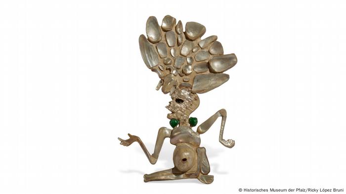 Totengott-Skulptur der Maya mit einem aufwendigen Kopfschmuck.
