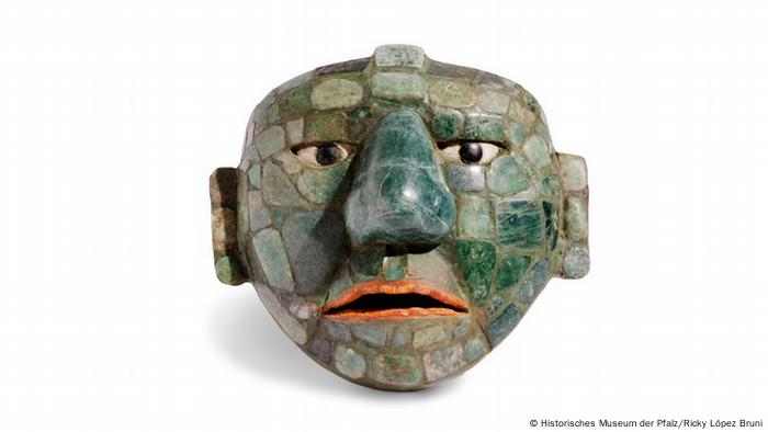 Maya-Verzierung einer Gürtelschnalle mit einem Gesicht.