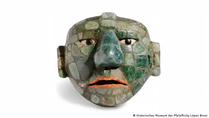 Esta pequeña máscara de jade probablemente adornaba la hebilla de un cinturón. Los mayas trabajaban la dura roca de forma artesanal con agua y arena, porque el metal era desconocido. 