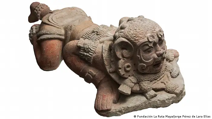 Esta escultura de piedra caliza, de casi tres metros de largo y uno de ancho, con la máscara del dios jaguar, decoraba la fachada de un edificio hace muchos siglos.