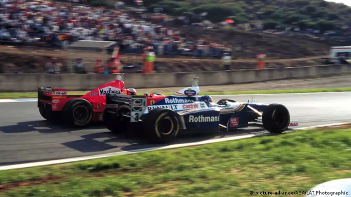 Michael Schumacher y Villeneuve en sus respectivos autos, en una carrera.