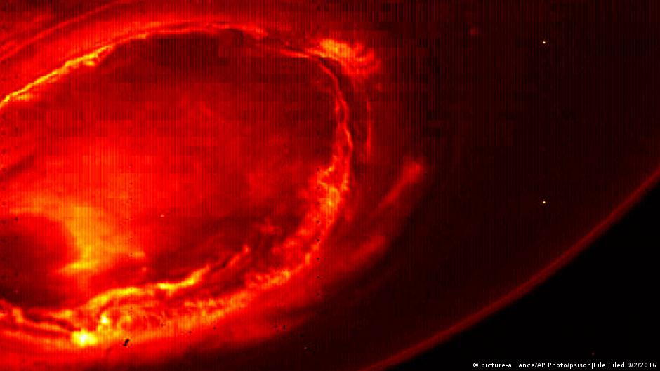 Jupiter pole photos beamed back to earth DW 09/03/2016