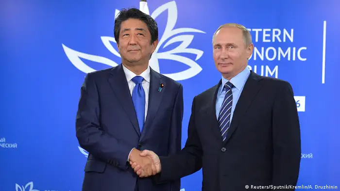 Russland Japan Wladimir Putin und Premierminister Shinzo Abe in Wladiwostok