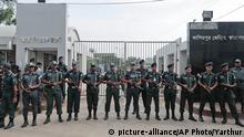 Bangladeshi security personnel stand guard in front of Kashimpur Central Jail where Mir Quashem Ali, a senior leader of the main Islamist party Jamaat-e-Islami, is being held, in Gazipur, on the outskirts of Dhaka, Bangladesh, Saturday, Sept. 3, 2016. Bangladesh's Supreme Court on Tuesday rejected a final appeal by the top Islamist party leader convicted of war crimes in the country's independence war against Pakistan, confirming a death sentence handed down earlier by a special tribunal. (AP Photo) | Copyright: picture-alliance/AP Photo/Yarthur