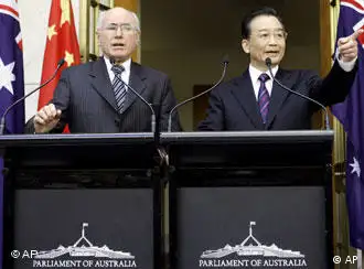 2006年4月3日，温家宝与澳大利亚当时的总理霍华德在坎培拉