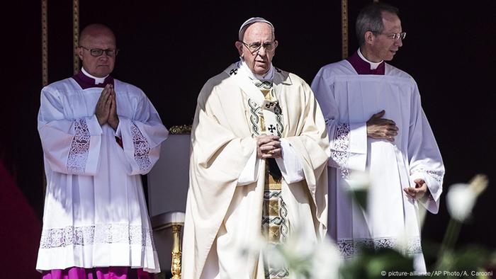 Vatikanstaat Heiligsprechung Mutter Teresa durch Papst Franziskus (picture-alliance/AP Photo/A. Carconi)