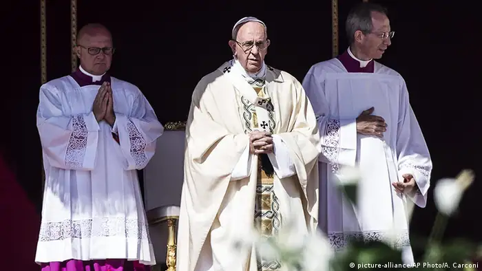 Vatikanstaat Heiligsprechung Mutter Teresa durch Papst Franziskus (picture-alliance/AP Photo/A. Carconi)