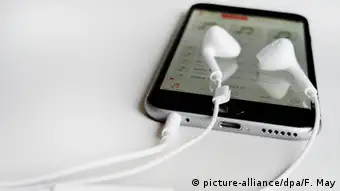 Image d'un téléphone portable avec ses écouteurs