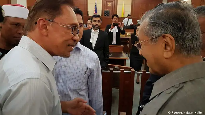 Malaysia Handschlag ehemaliger Premierminister Mahathir Mohamad & Anwar Ibrahim