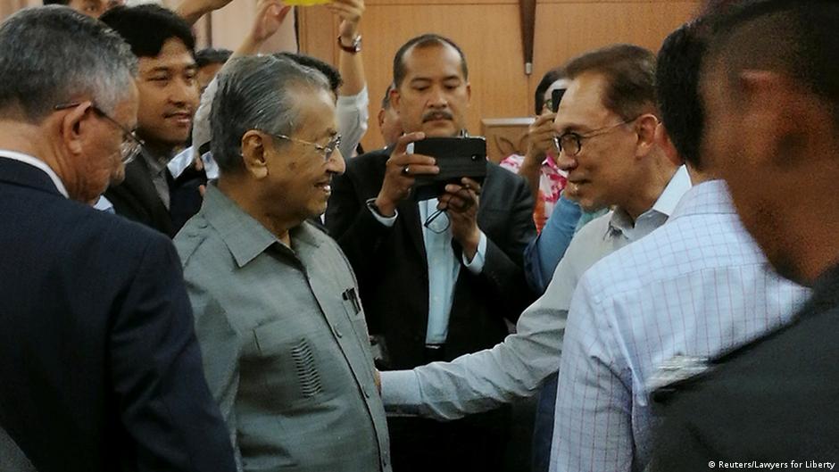 Setelah 18 Tahun Permusuhan Mahathir Dan Anwar Ibrahim Bersalaman Dunia Informasi Terkini Dari Berbagai Penjuru Dunia Dw 05 09 2016