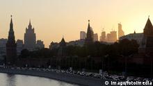 Russland Moskau Kreml bei Sonnenuntergang