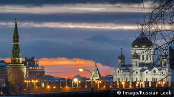 Russland Moskau Kreml bei Sonnenuntergang