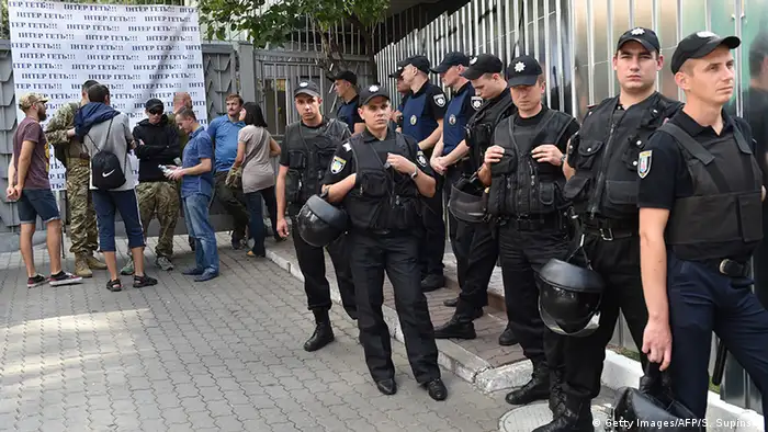 Aktivisten blockieren den Eingang des TV-Senders Inter, dem sie eine pro-russische Position vorwerfen.