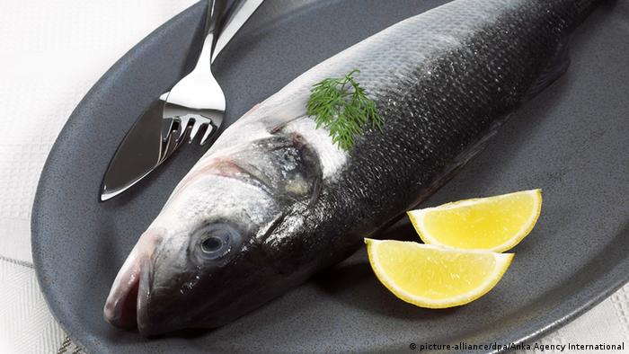 Fish with lemon and parsley (picture-alliance/dpa/Anka Agency International)