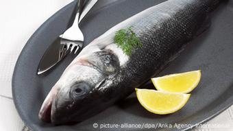 Fish with lemon and parsley (picture-alliance/dpa/Anka Agency International)