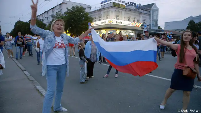 Mujeres con una bandera rusa.