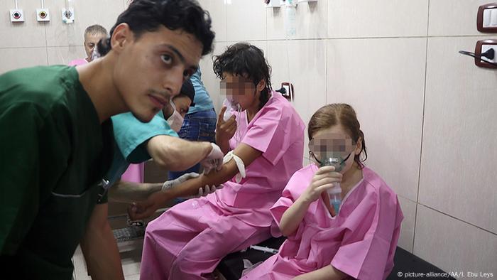 Syrien Aleppo Opfer von Chlorgas Angriff (picture-alliance/AA/I. Ebu Leys)