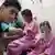 Pacientes sendo tratados num hospital em Aleppo, na Síria, após ataque com gás de cloro