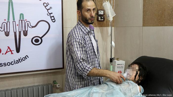 Syrien Aleppo Opfer von Chlorgas Angriff (picture-alliance/AA/I. Ebu Leys)