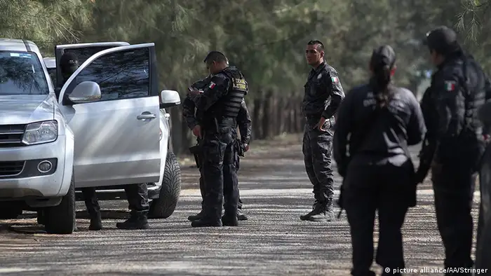 Symbolbild Mexiko Michoacan Polizisten (picture alliance/AA/Stringer)