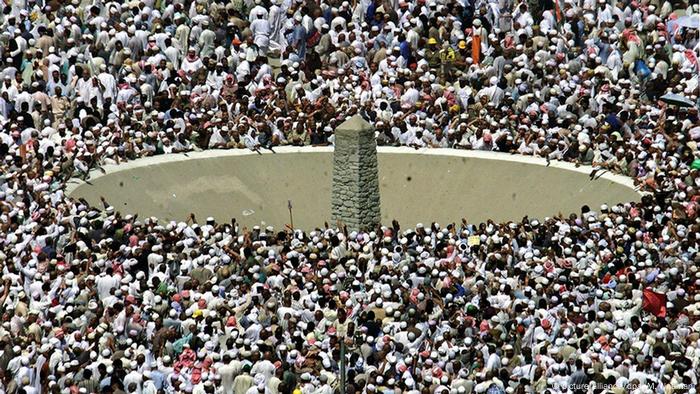 Saudi Arabien Mekka Pilger Werfen der Steine auf die 'Aqaba-Säule 