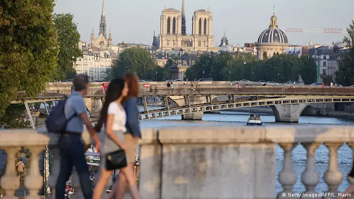 Frankreich Paris Fund von Auto mit Gasflaschen nahe Kathedrale Notre-Dame
